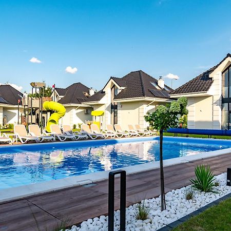 Family Resort Ustka - Domki Dwupoziomowe Z Basenem Екстер'єр фото