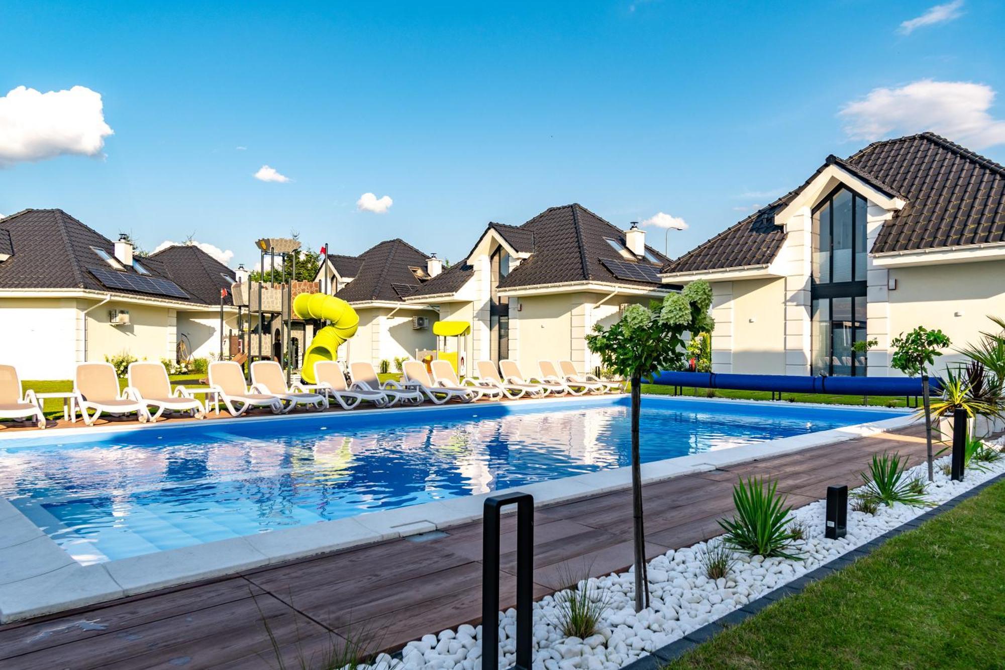 Family Resort Ustka - Domki Dwupoziomowe Z Basenem Екстер'єр фото