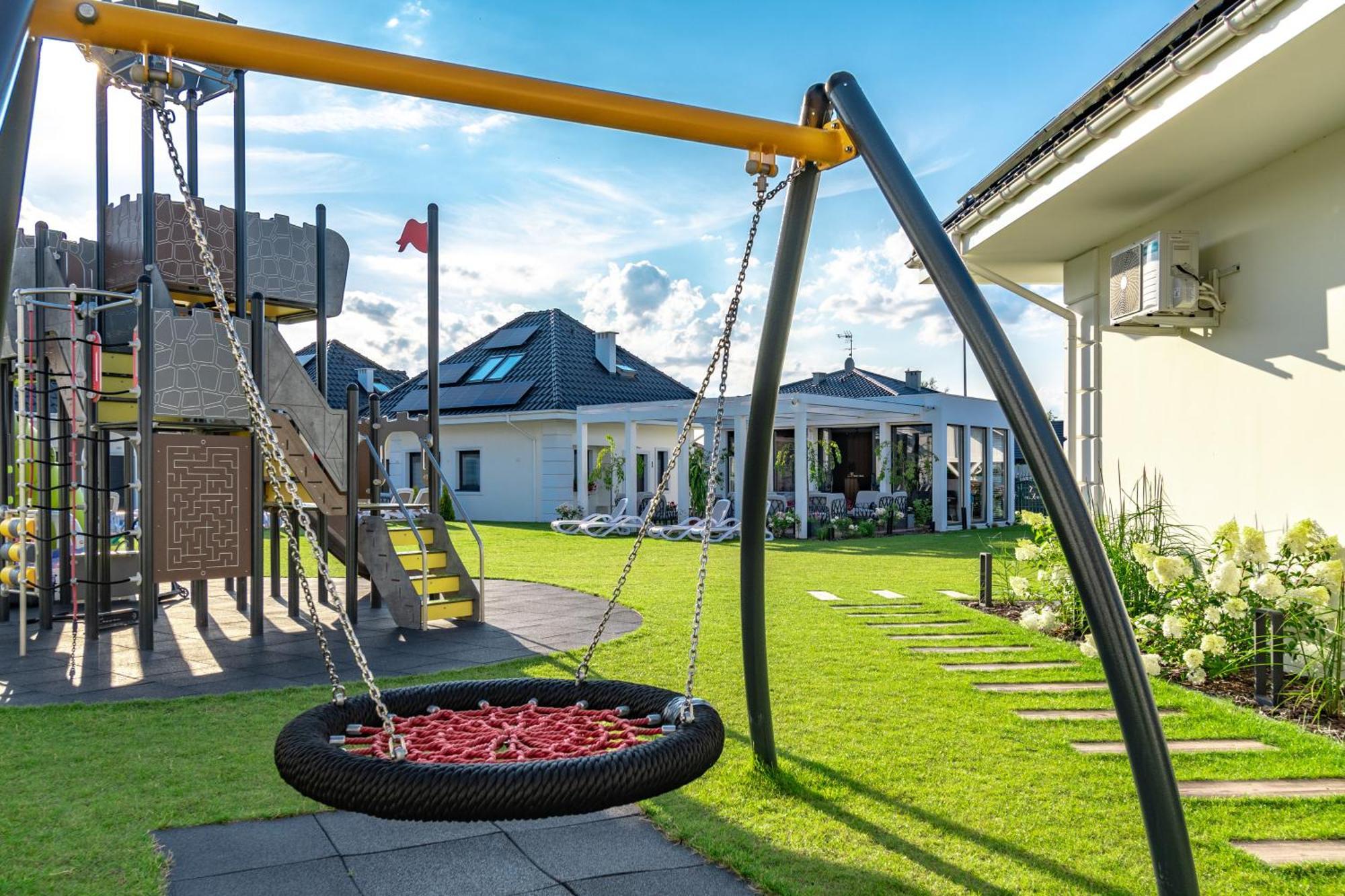 Family Resort Ustka - Domki Dwupoziomowe Z Basenem Екстер'єр фото