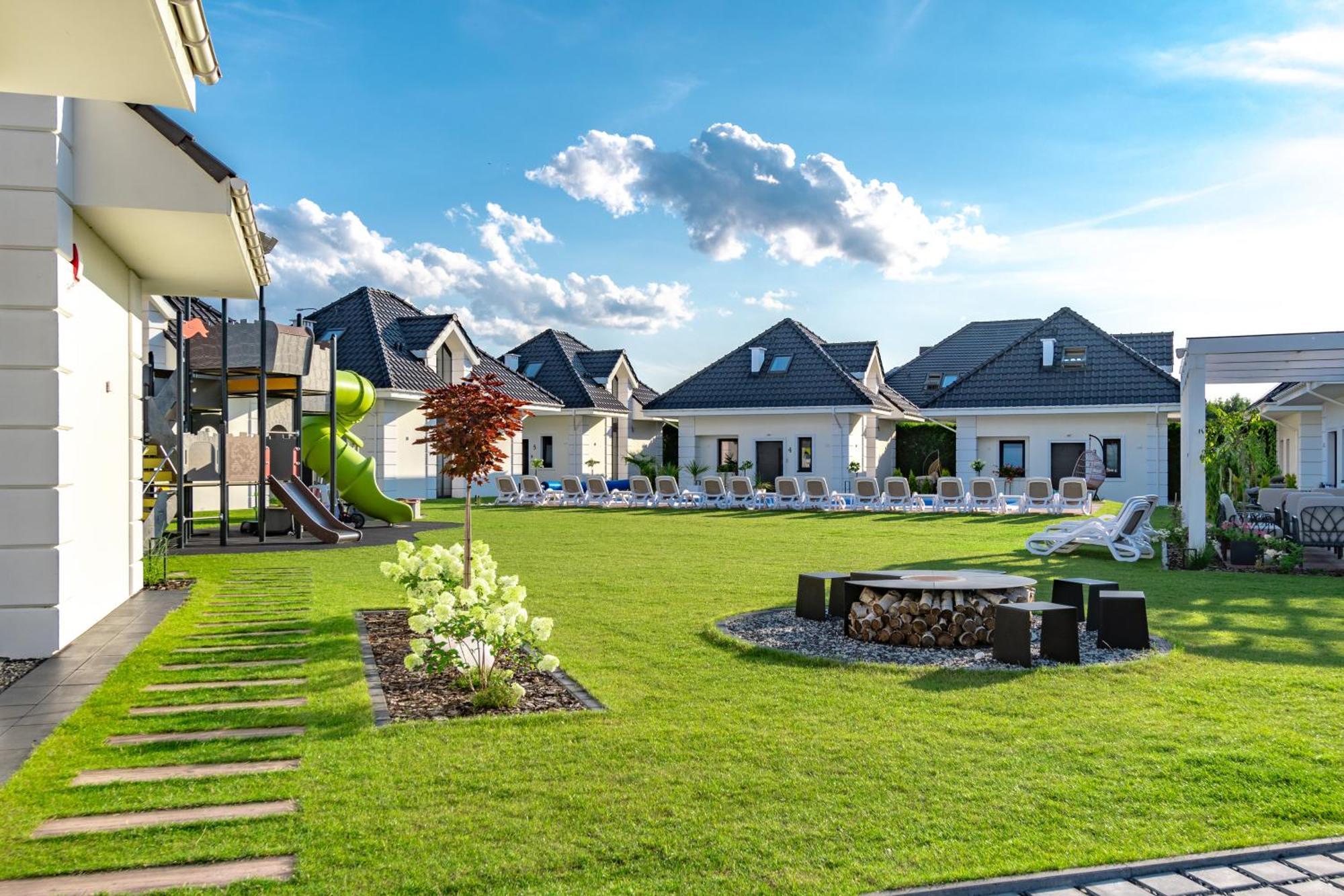 Family Resort Ustka - Domki Dwupoziomowe Z Basenem Екстер'єр фото
